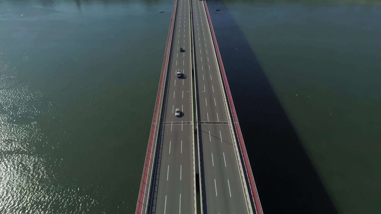 베오그라드, 제문의 다뉴브 강 다리에 있는 고속도로에서 교통의 공중 hd 샷