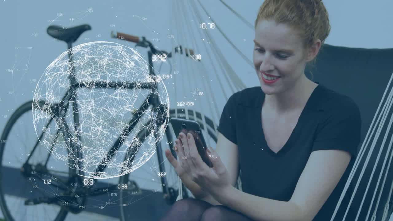 animación de globo digital de red sobre mujer usando teléfono inteligente cerca de bicicleta