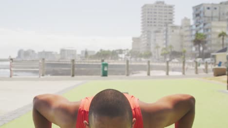 vista frontal hombre con pierna protésica haciendo flexiones