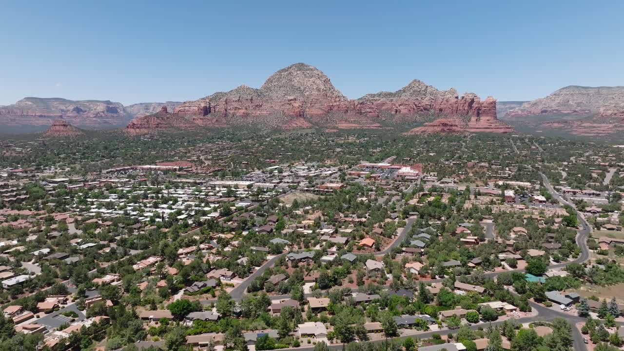 아리조나 주 세도나, 레드 록 산맥, 초록색 교외 지역, 은 파란 하늘