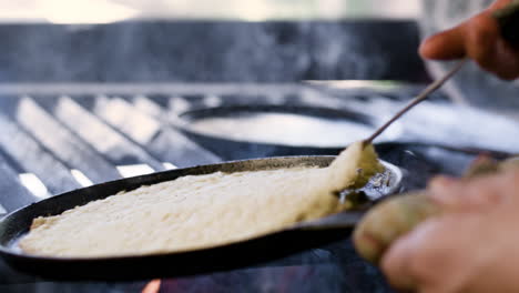 person, die lateinisches essen kocht