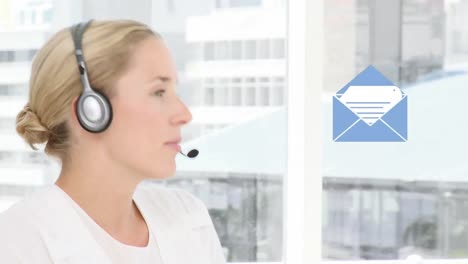animación de iconos digitales sobre una mujer de negocios usando auriculares de teléfono