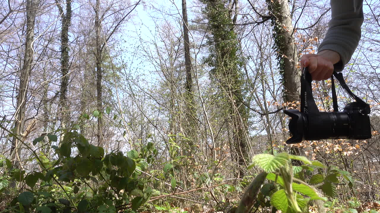 영화 제작자가 스트랩으로 카메라를 고정하여 원활하게 촬영하려고 합니다.