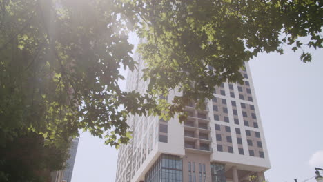 edificio de apartamentos moderno con árboles