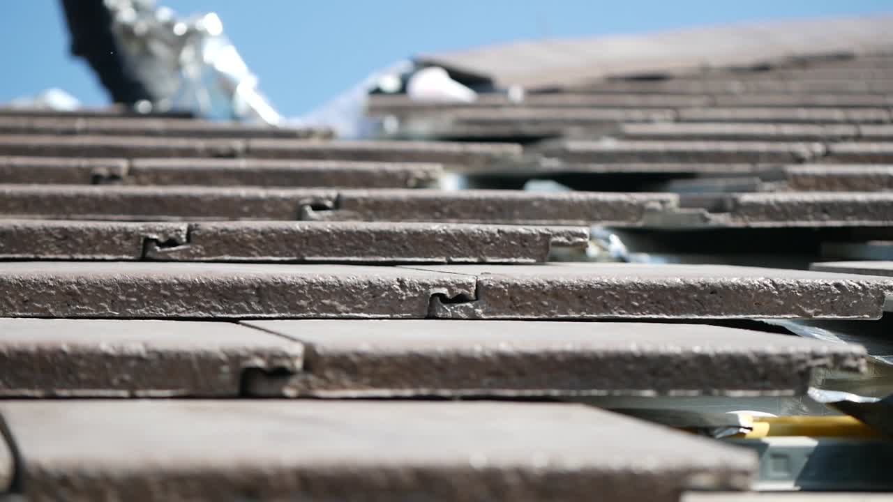 미완성 지붕 타일 설치, 가까운