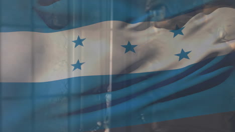 animación de la bandera de honduras sobre varios soldados