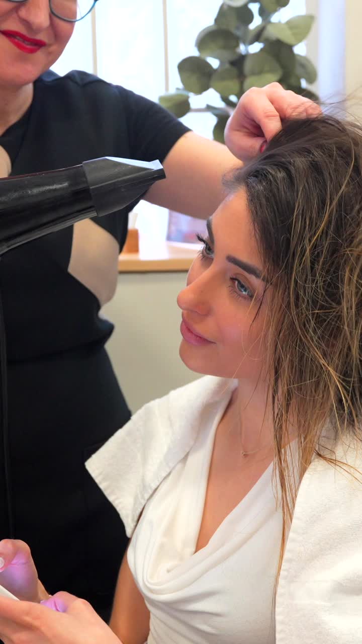 Una mujer se arregla el cabello en un salón