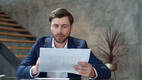 hombre de negocios enfocado trabajando con documentos en la oficina