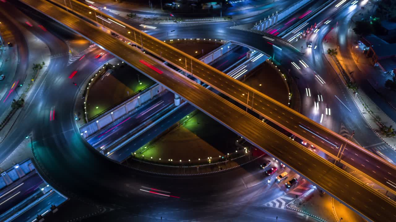 4k 타임 스 에어리얼 뷰 (aerial view) - 차량과 자동차의 가운 움직임과 함께 밤에 도시에서 도로 회전 교차로.