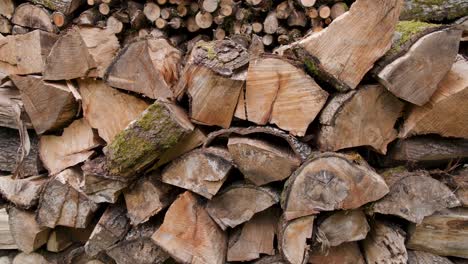 Ein-Ordentlicher-Holzstapel-Im-Freien,-Bereit-Für-Den-Kamin