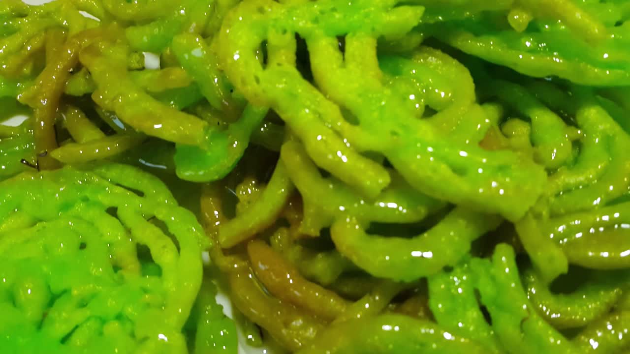 dulce y crujiente postre asiático jalebi verde cocinado y servido en festivales.