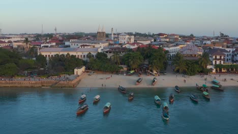 Toma-De-Seguimiento-Lateral-De-La-Costa-De-Zanzíbar