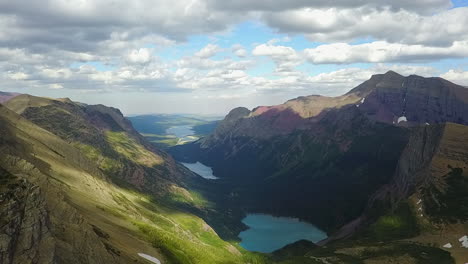 antena sobre escarpados lagos de las montañas rocosas en el parque nacional de banff, canadá