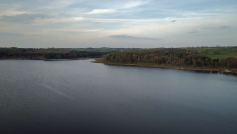 Establecimiento-De-Drones-Aéreos-Sobrevolando-El-Embalse-Swinsty-En-Yorkshire,-Reino-Unido