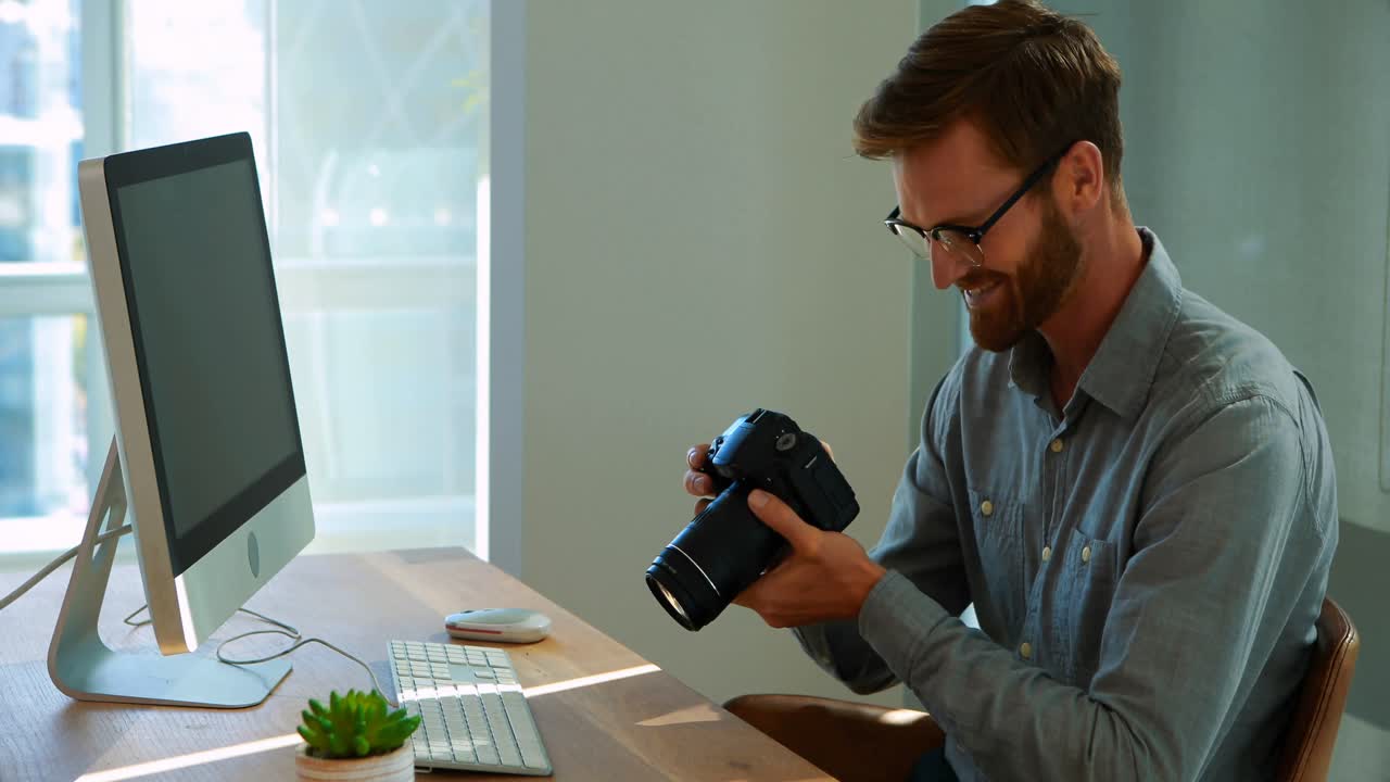 ejecutivo masculino trabajando en la computadora en su escritorio