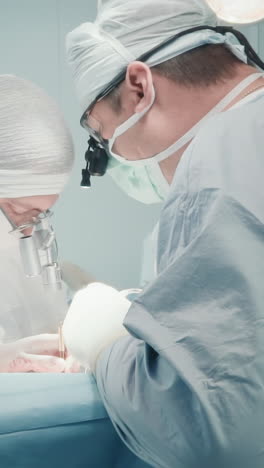 los cirujanos utilizan herramientas durante la cirugía. un equipo quirúrgico experimentado trabaja en arterias pequeñas utilizando instrumentos especializados para tratar la enfermedad arterial en la clínica