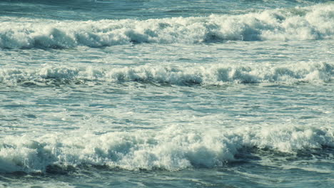 Slow-motion-of-big-waves-rolling