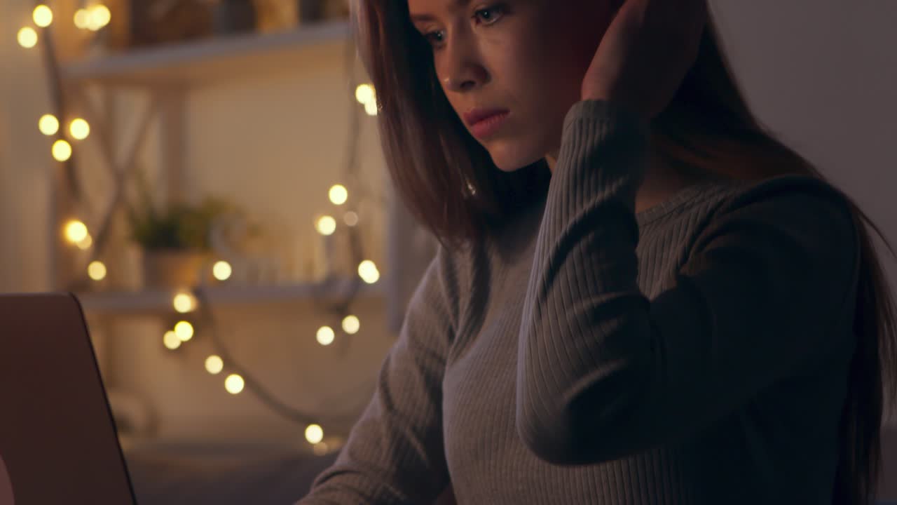 밤에 집에서 일하는 여자