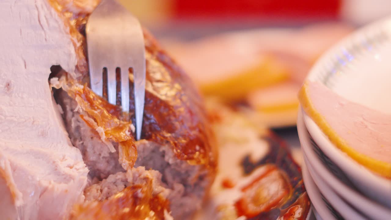 칠면조 조인트에 소시지 고기를 조각하고 가족 저녁 접시에 잘라 크리스마스 또는 추수감사절에 먹을 준비가 된 4k.