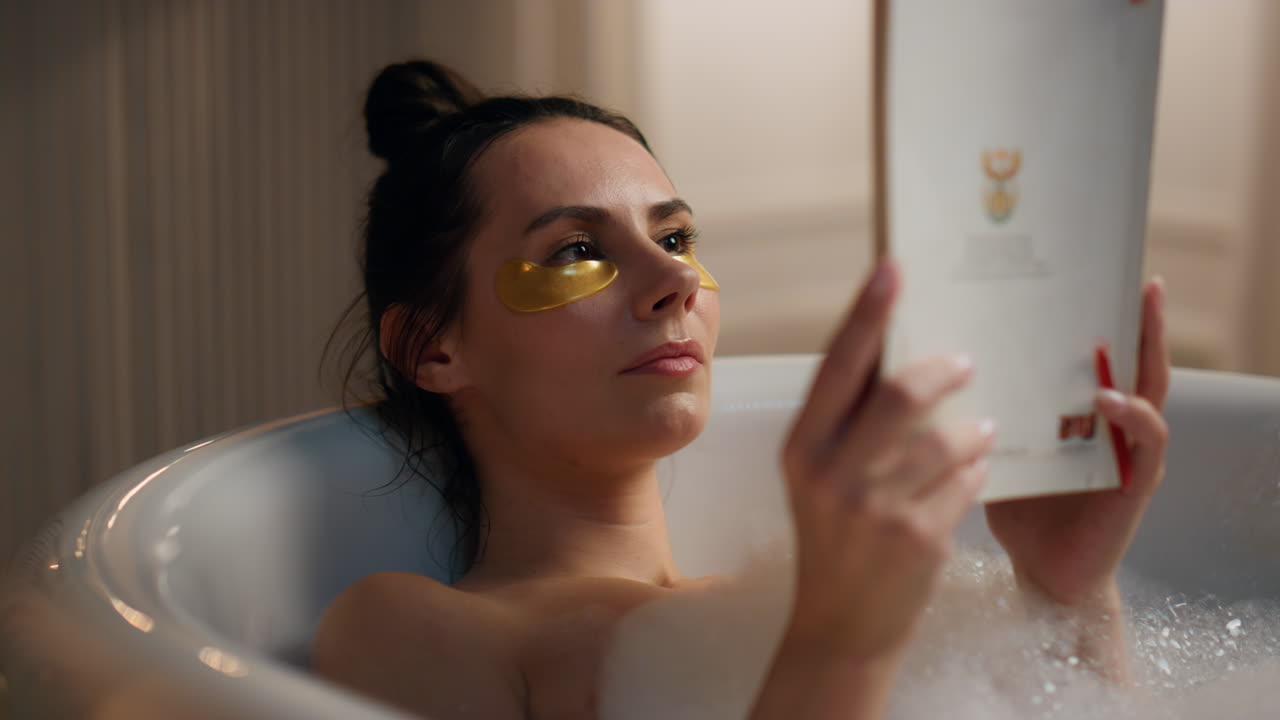 chilling lady lee una novela disfrutando de los procedimientos de spa en el baño. mujer colocando el baño