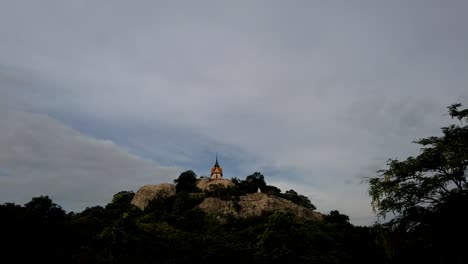 Wat-Phra-Phutthachai-Es-Un-Destino-Turístico-Para-Extranjeros-Y-Ciudadanos-Tailandeses-Que-Buscan-Bendiciones