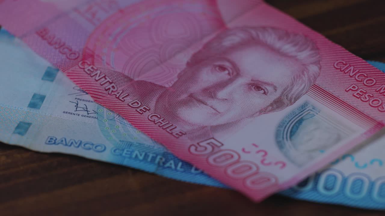 Ahşap zeminde 1000, 5000 ve 10000 Şili pezosu banknotları.