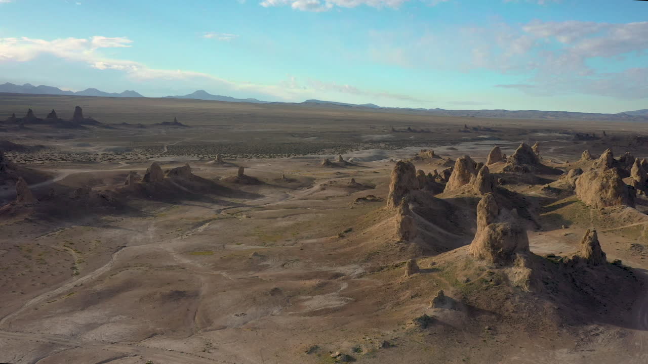 캘리포니아주 트로나 피너클스의 즐겁고 평화로운 공중 풍경 영상
