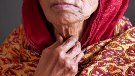 Senior-women-suffering-throat-pain-close-up