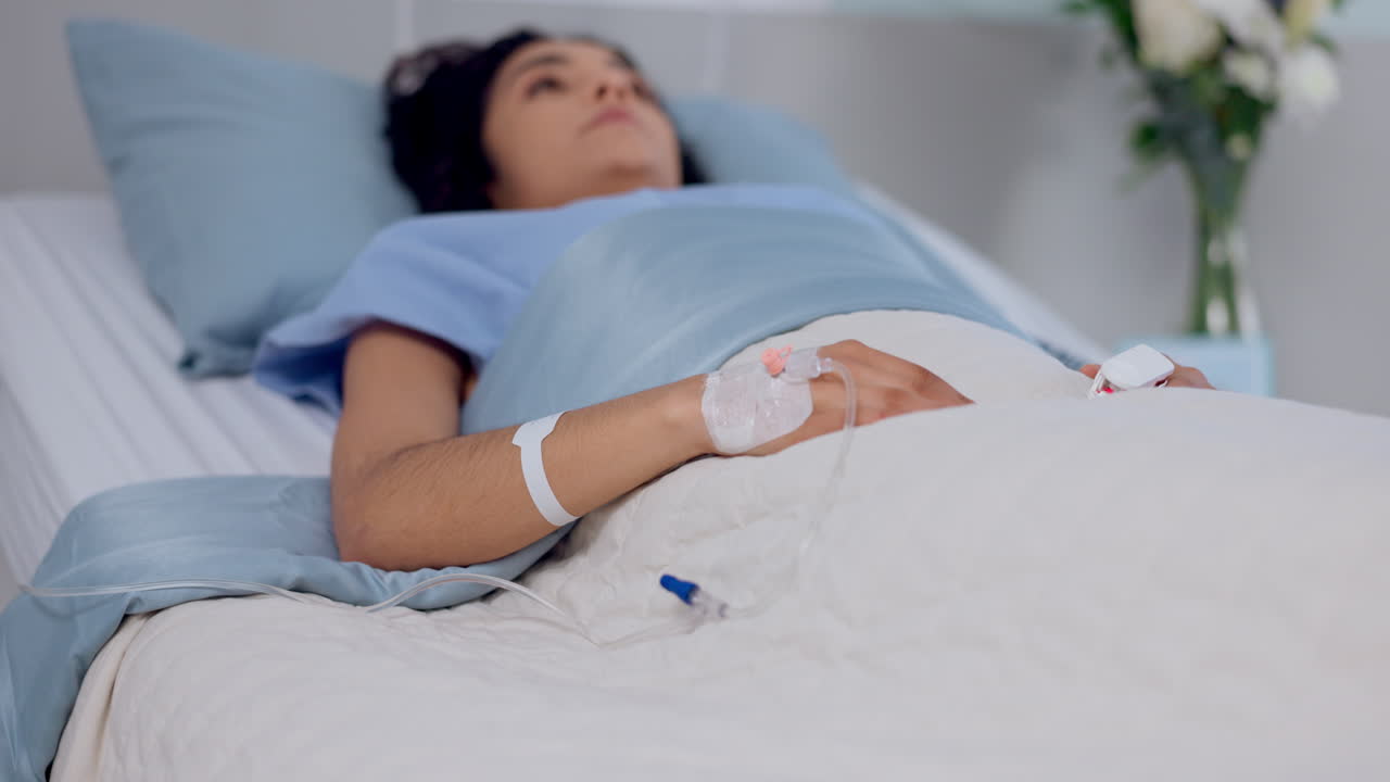 Pensieri, letto d'ospedale e donna stressata