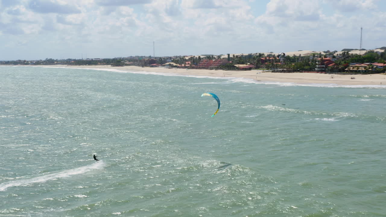 vista aérea de personas practicando el kite surf, cumbuco, ceara, brasil