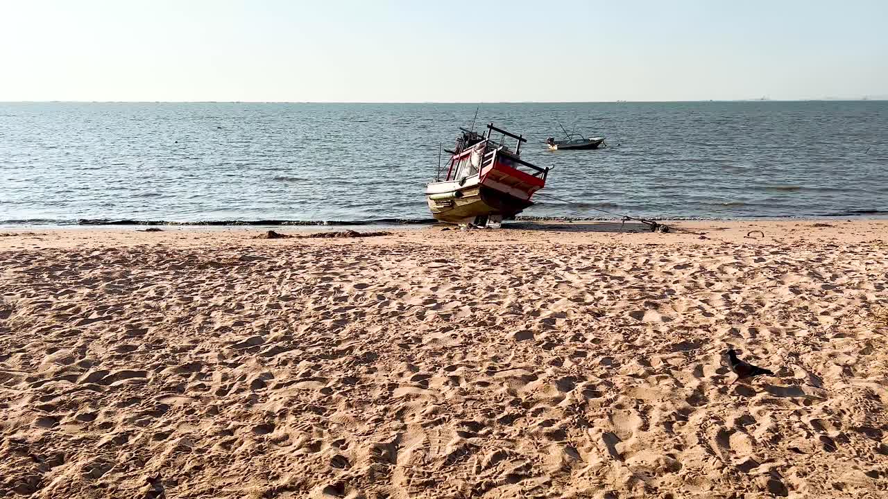 un barco está varado en una playa de arena