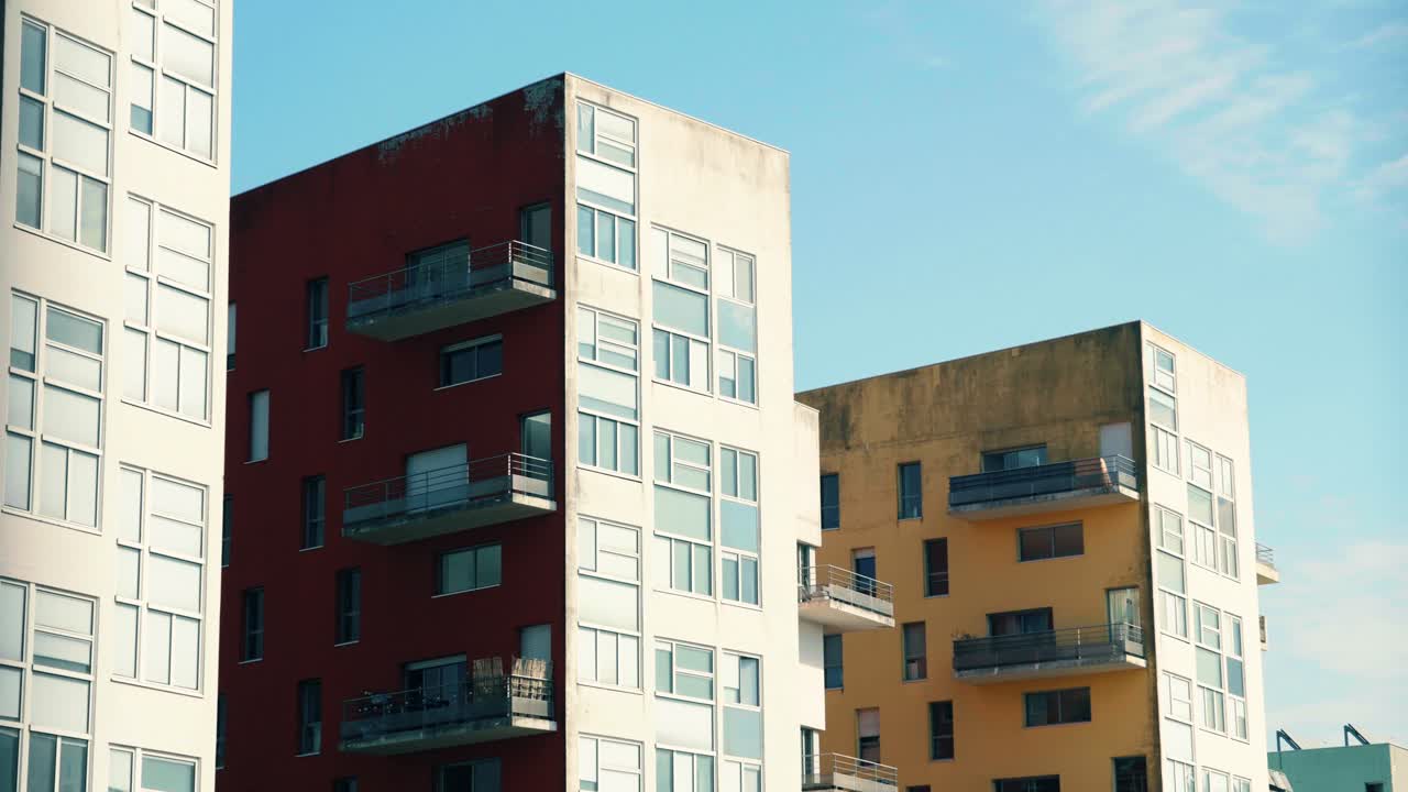 Außenansicht von modernen Wohngebäuden mit farbenfrohen Fassaden und Balkonen in einem aufstrebenden Viertel von Nantes. Moderne architektonische Designdetails