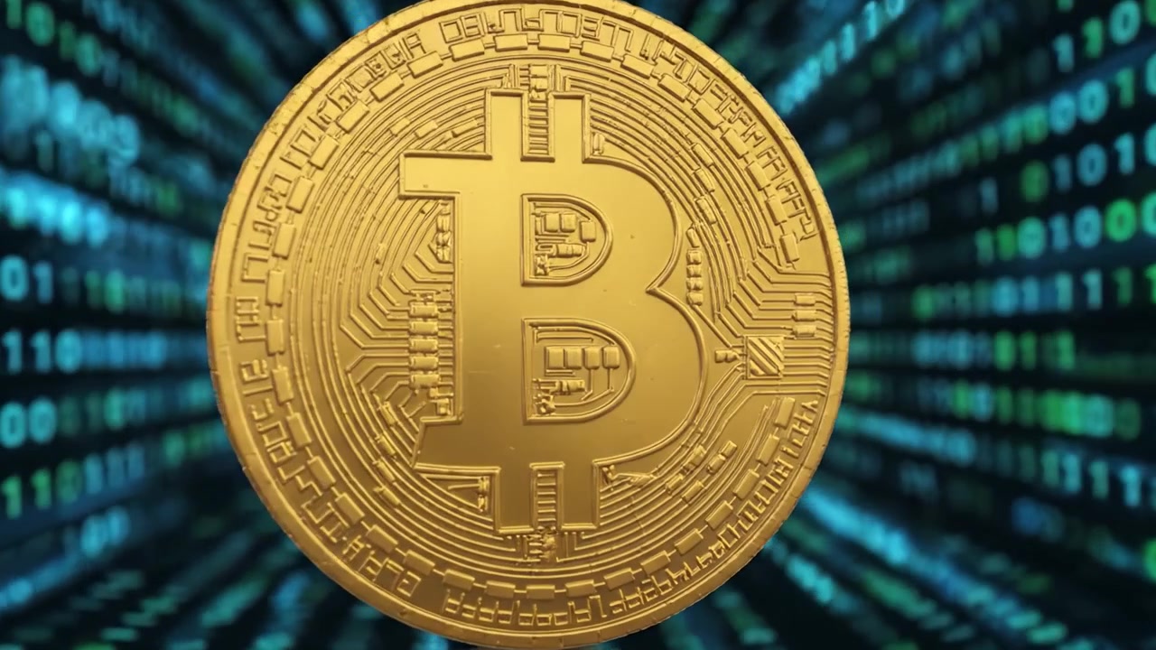 Un Viaggio Visivo Mozzafiato Attraverso il Mondo Digitale: Il Bitcoin Dorato Circondato da uno Sfondo a Cascata di Codice Binario che Evidenzia l'Ascesa delle Criptovalute