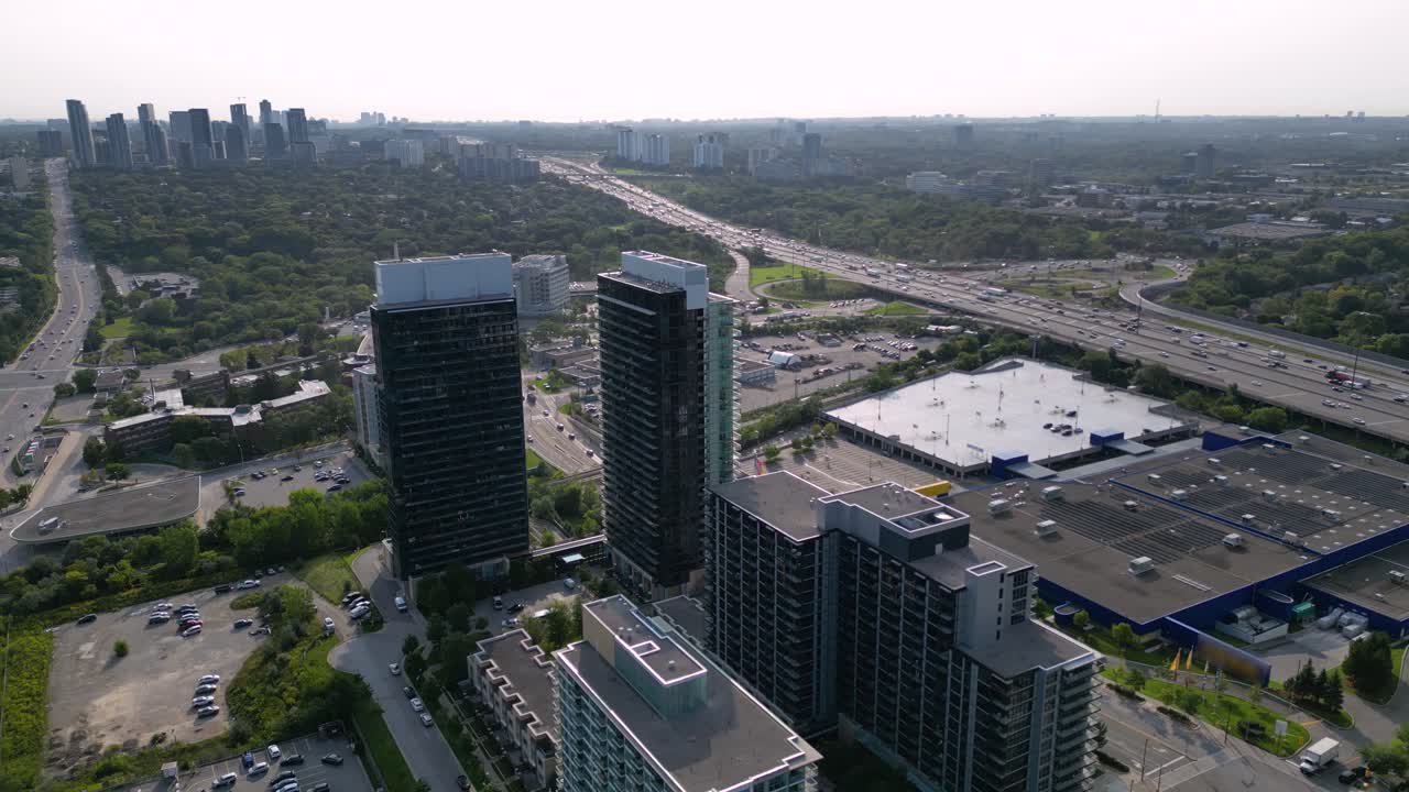 unidades de vivienda residenciales en edificios de gran altura cerca de carreteras con mucho tráfico