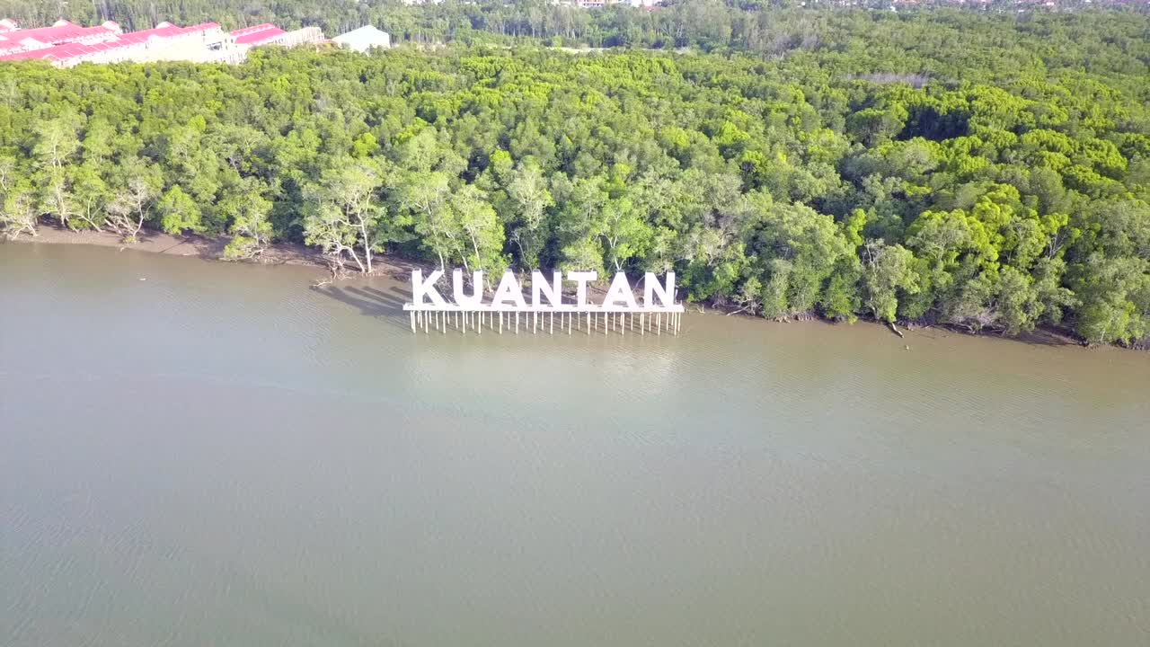 Tượng đài Kuantan Font tại sông Kuantan, Pahang.
