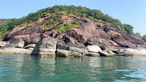 hermosa playa secreta de mariposas con bahía rocosa goa india 4k