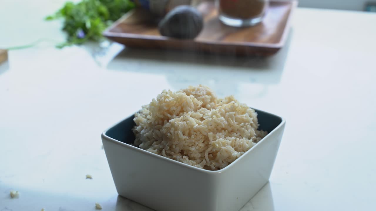 platado de arroz marrón cocinar una comida dos latas de frijoles arroz plátano aguacate cebolla roja y cilantro