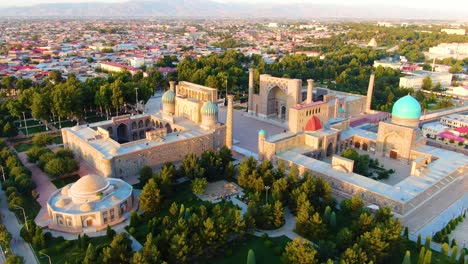 Museo-Antiguo-Y-Madrazas-En-Registan-Durante-La-Puesta-De-Sol-En-La-Ciudad-De-Samarcanda,-Uzbekistán