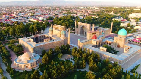 museo antiguo y madrazas en registan durante la puesta de sol en la ciudad de samarcanda, uzbekistán