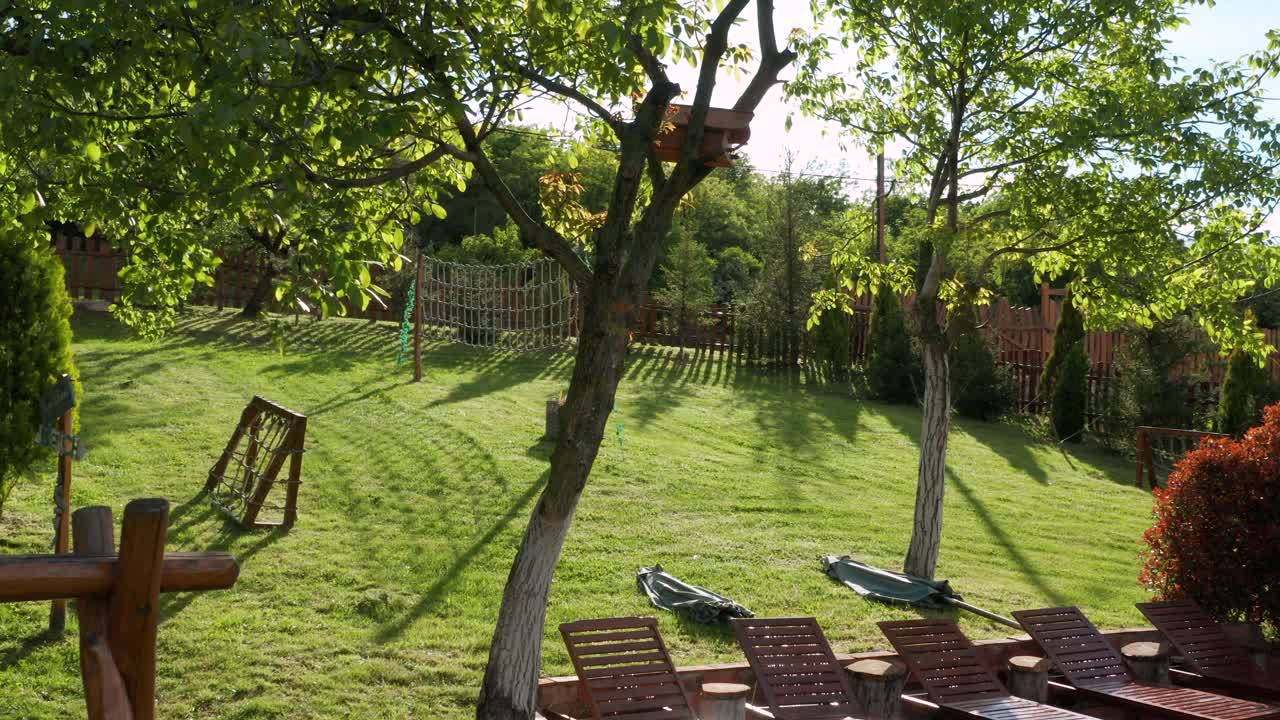 집 뒤뜰에 있는 야외 체이스 라운지와 배구 네트