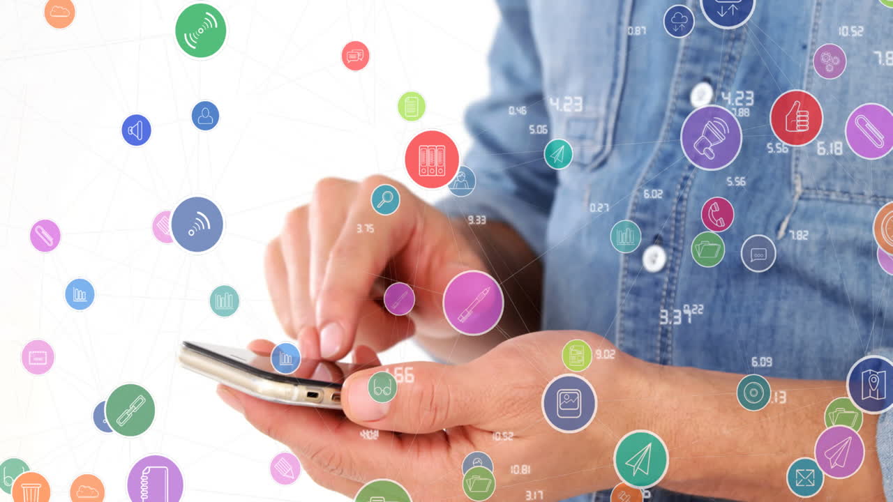 анимация сети соединений с иконами над человеком с помощью смартфона