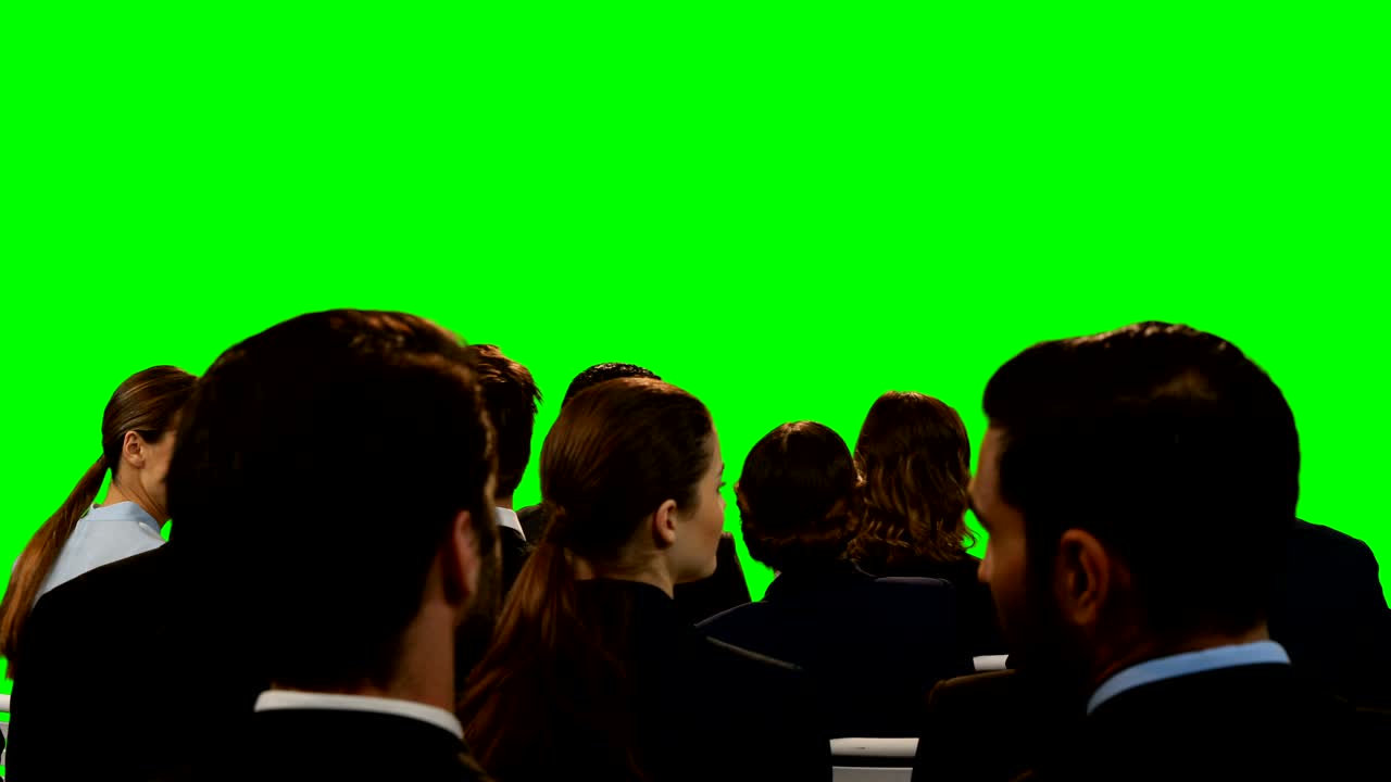 보이지 않는 화면을 보는 비즈니스 임원들