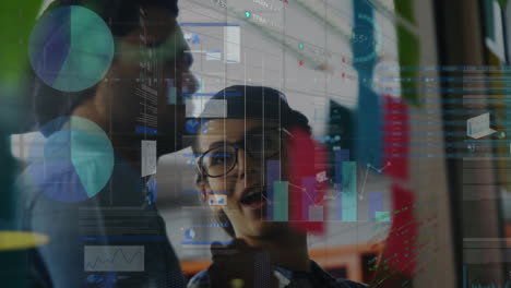 animación del procesamiento de datos financieros sobre diversas personas de negocios en la oficina