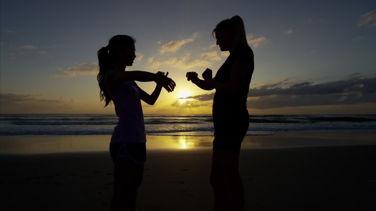 건강한 생활 방식을 위해 야외 운동을 하는 중국인 여성