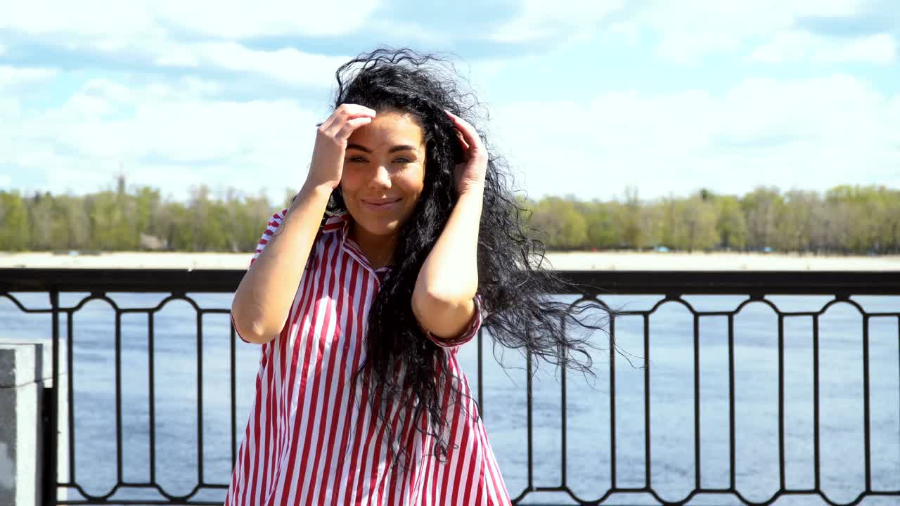 hermosa bruneta despreocupada dando la vuelta a sí misma en el fondo del río