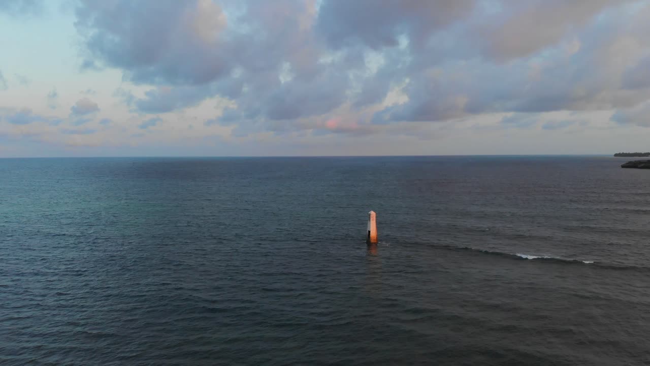 puesta de sol en el puerto viejo y la ciudad de mombasa