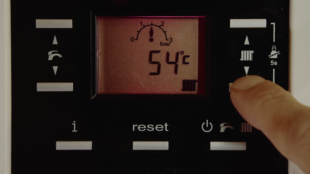 남자는 난방에 사용되는 뜨거운 물의 온도를 낮춘다