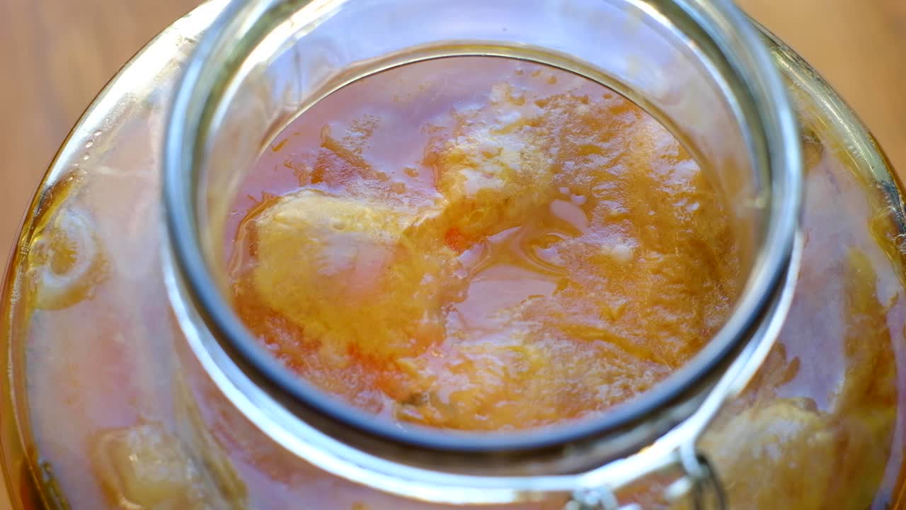 scoby girando en kombucha elaborada y fermentada, bebida probiótica