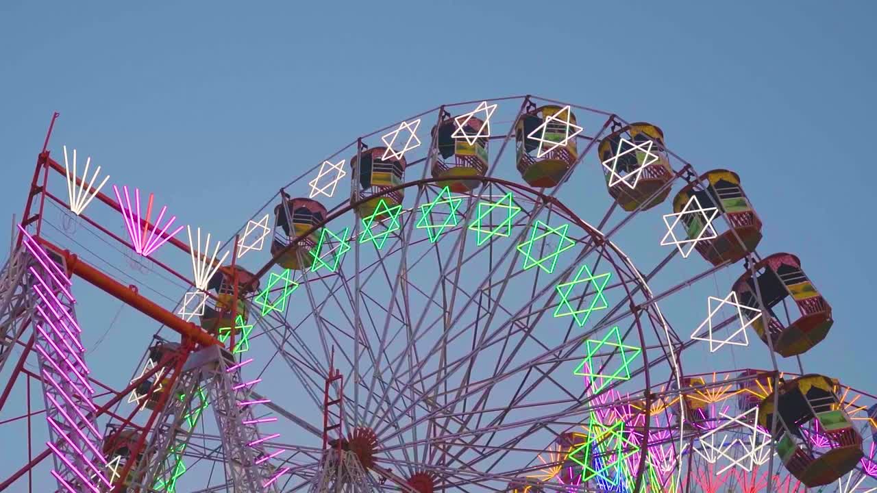 toma en cámara lenta de una rueda de la fortuna en un festival de carnaval en la feria comercial de gwalior, india