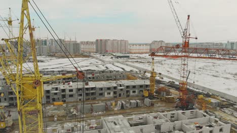 Grúas-De-Construcción-Con-Plumas-Elevadas-En-Proyecto-Inacabado